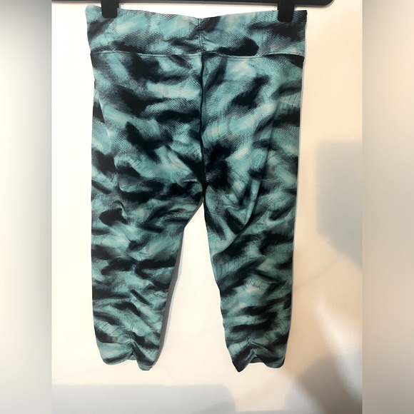 Calvin Klein Performance Blue & Black Abstract Print Cropped Capris Pants Medium - Picture 2 of 8